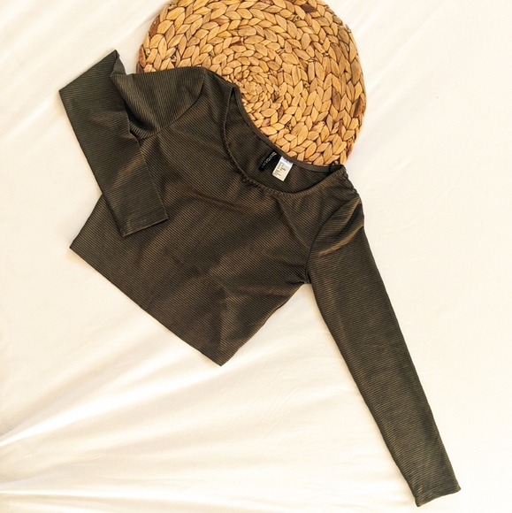 H&M Tops - H&M Divided Olive Green Crop Top